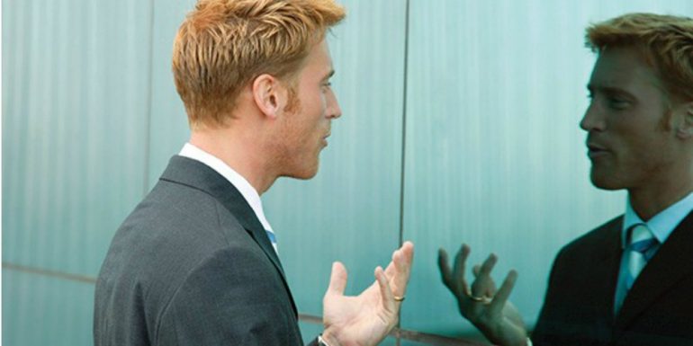 No estás loco, hablar solo no sólo es síntoma de buena salud mental